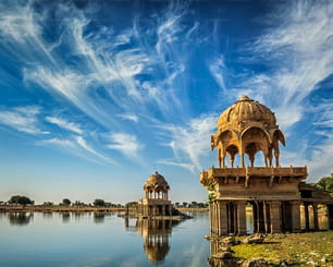 インドのランドマークガディサーガル - 人工湖。ジャイサルメール、��ラージャスターン州、インド