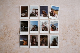 un groupe de photos Polaroid accrochées à un mur