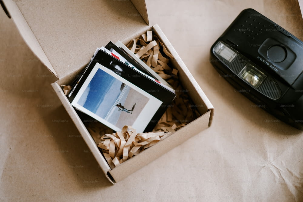 una scatola aperta contenente una macchina fotografica e un'immagine