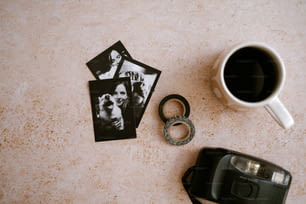 커피 한 잔 옆에 앉아있는 두 장의 사진