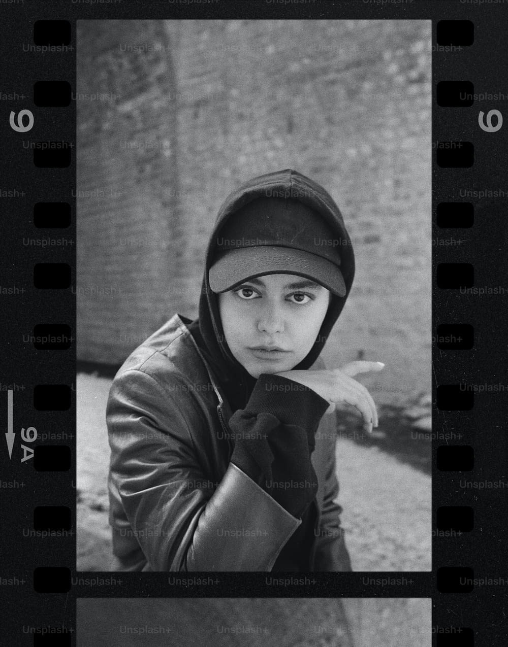 Una foto en blanco y negro de una mujer con una sudadera con capucha