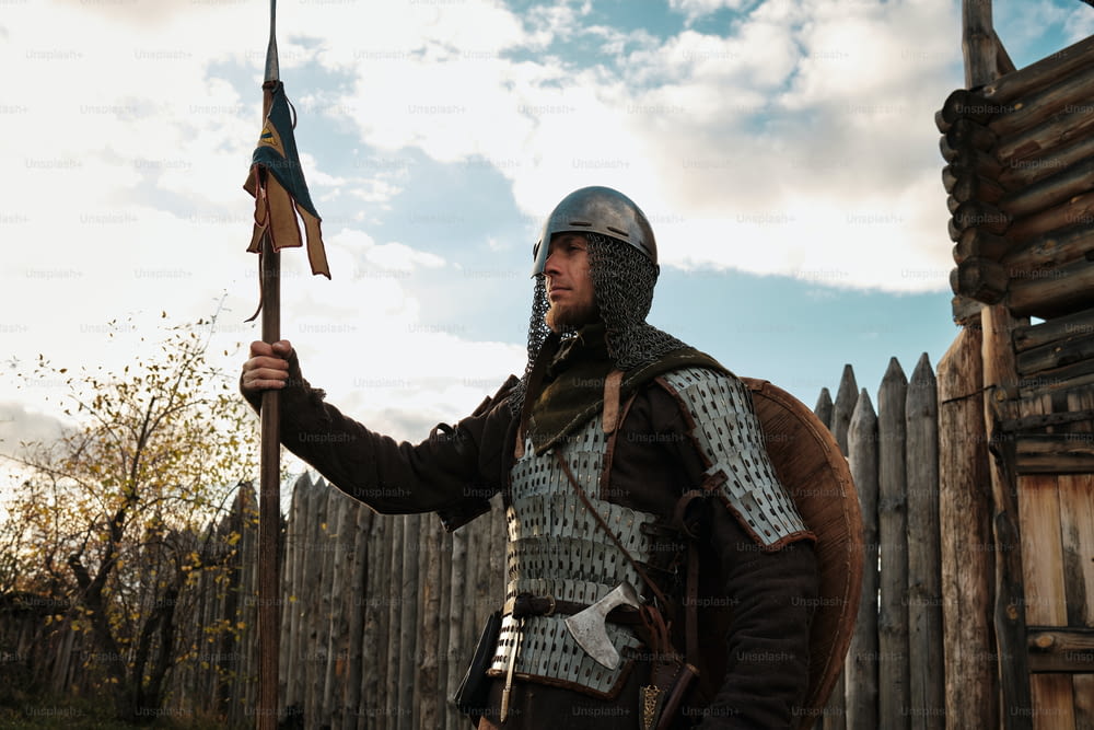 ein Mann in mittelalterlicher Kleidung, der eine Fahne hält