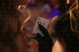 una donna che tiene in mano un mazzo di carte