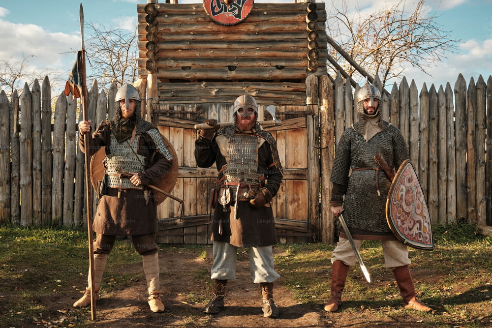 中世の衣装を着た男性のグループ