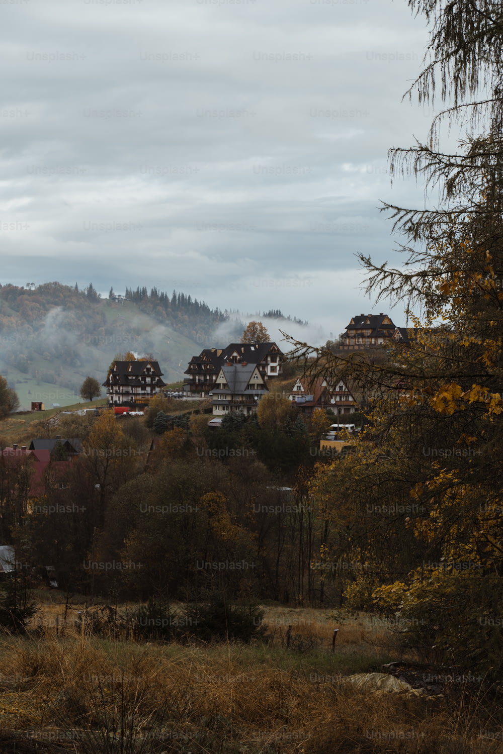 Une vue d’une petite ville dans les montagnes