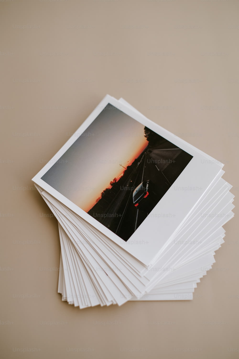 Una pila di foto polaroid appoggiate su un tavolo