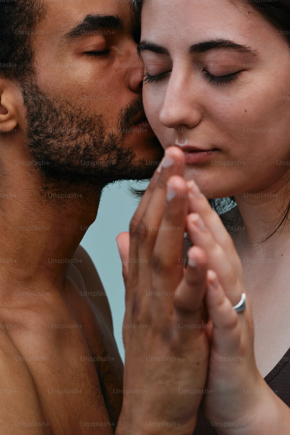 Un hombre y una mujer se besan