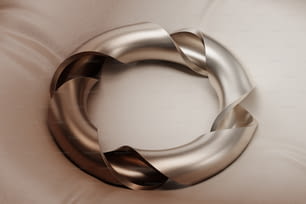 un oggetto metallico circolare su una superficie bianca
