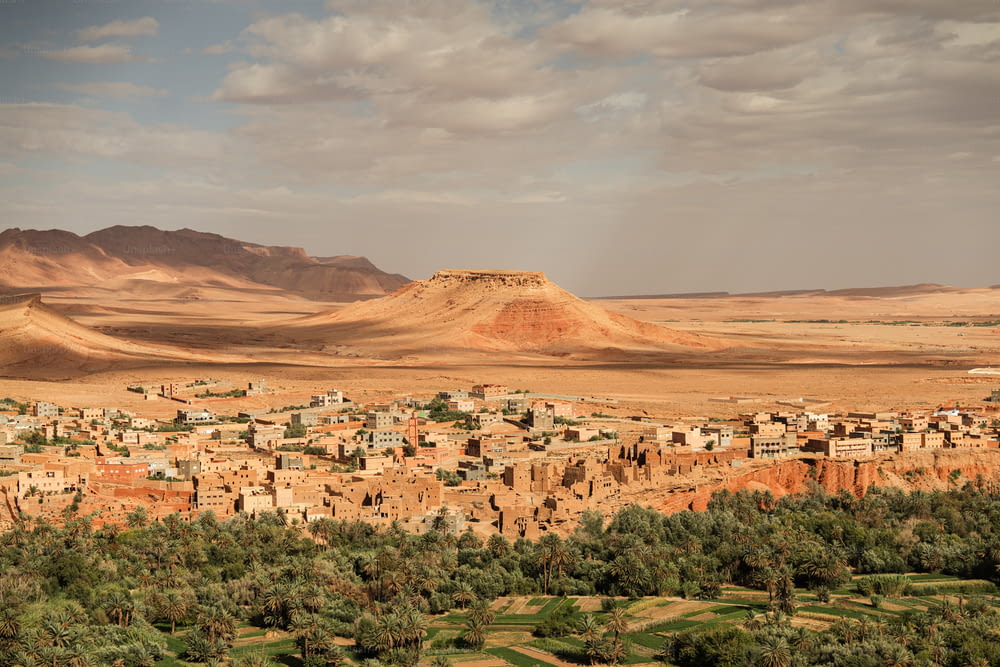 Un pequeño pueblo en medio de un desierto