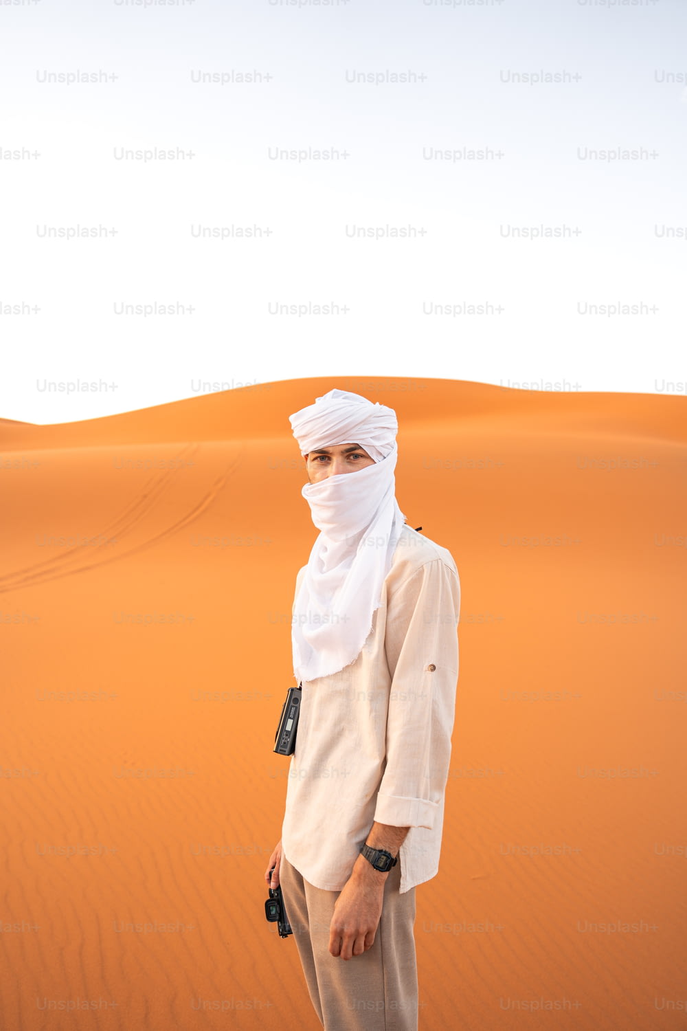 un uomo in piedi nel mezzo di un deserto
