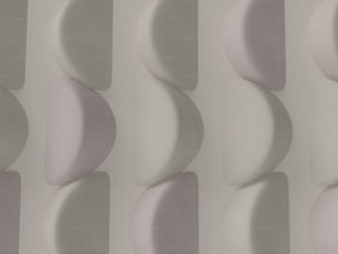 eine weiße Wand mit einem Haufen verschiedener Formen darauf