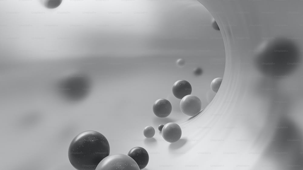 uma foto em preto e branco de um monte de bolas