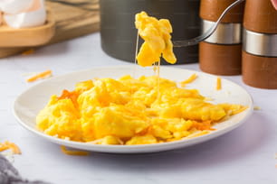 un piatto di uova strapazzate condite con una forchetta