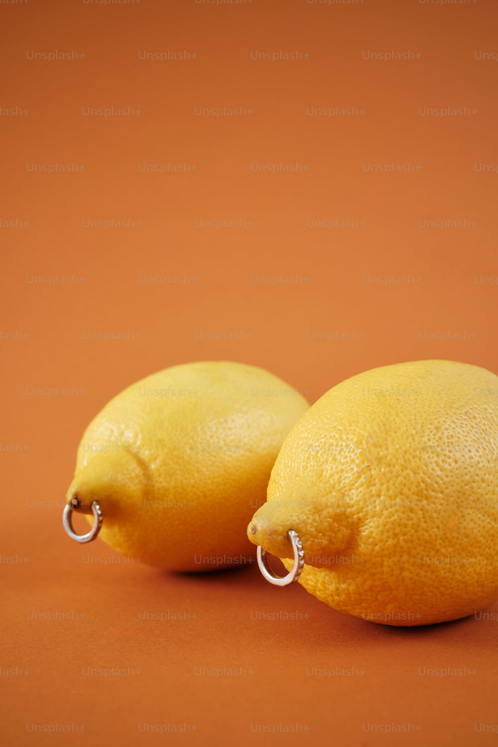 due limoni seduti uno accanto all'altro su un tavolo