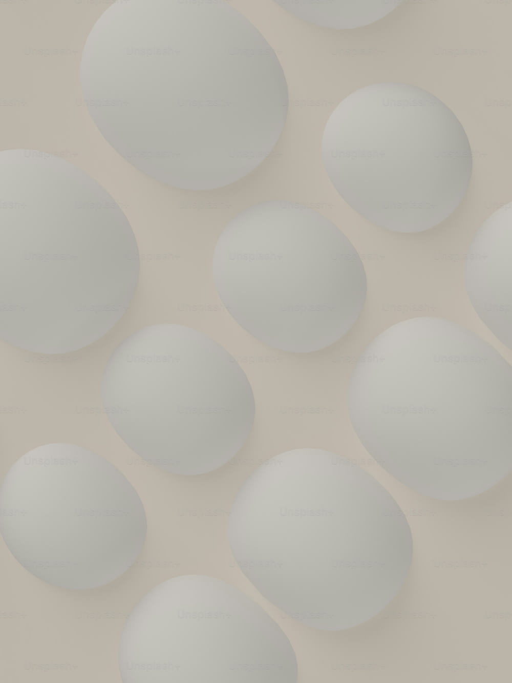 um monte de ovos brancos sentados em cima de uma mesa