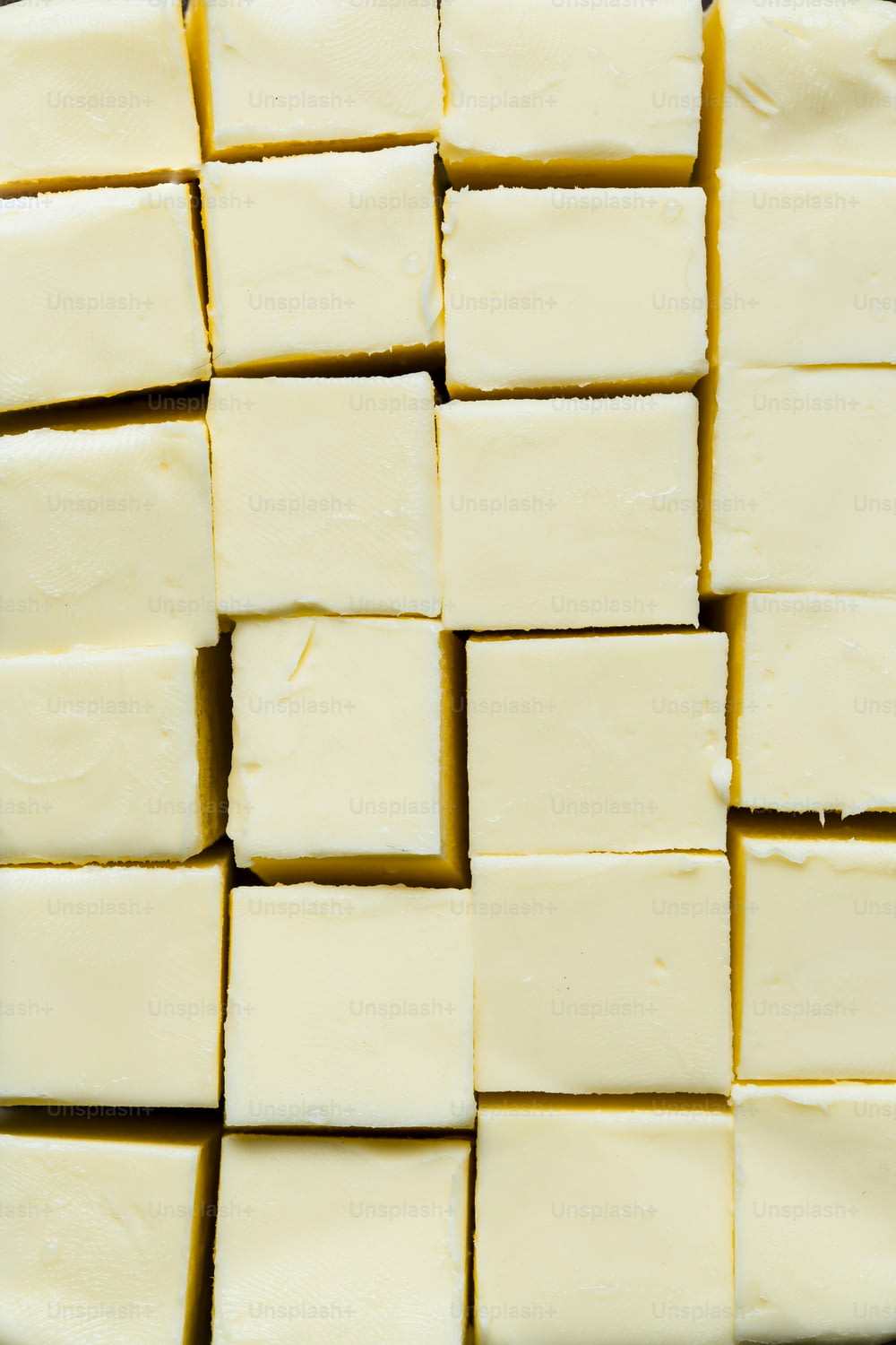バターの多くの正方形のクローズアップ