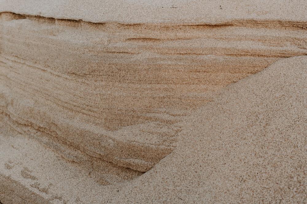 um close up de areia e água em uma praia