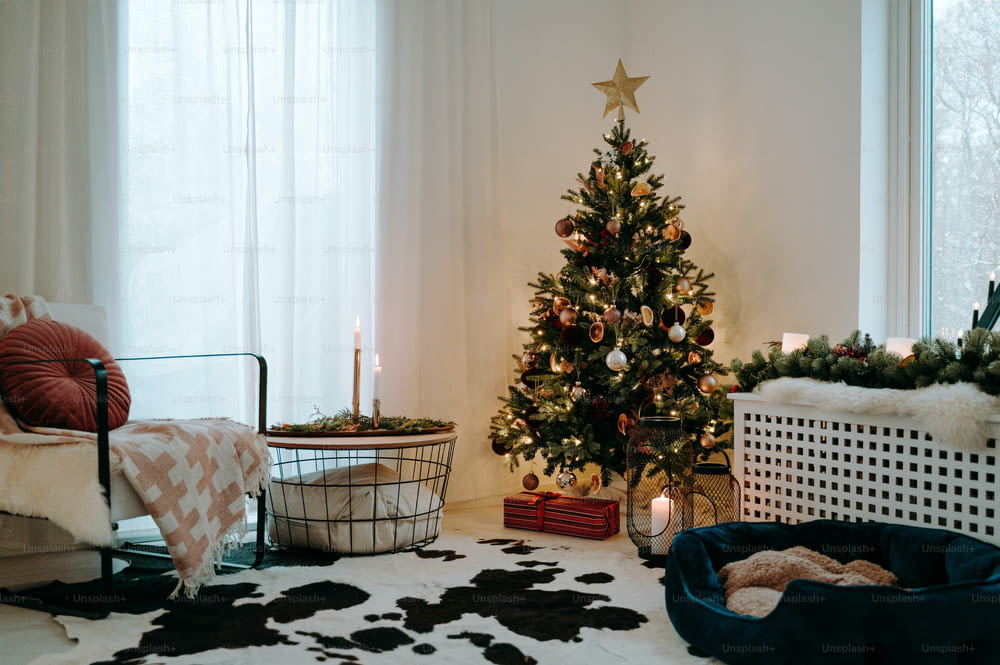 Uma sala de estar com uma árvore de Natal no canto