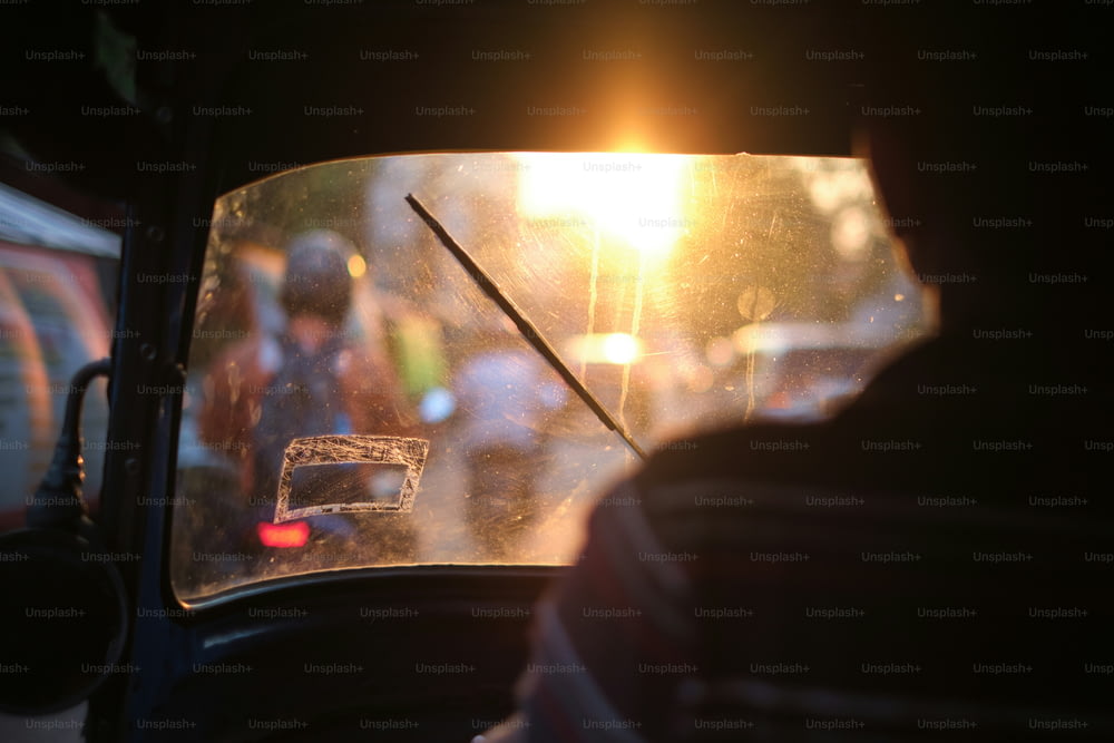 車のフロントガラス越しに太陽が照りつけている