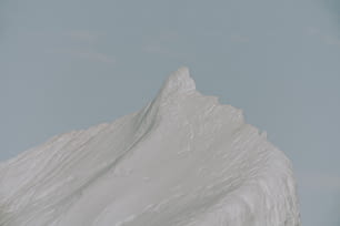 um snowboarder está descendo uma montanha nevada