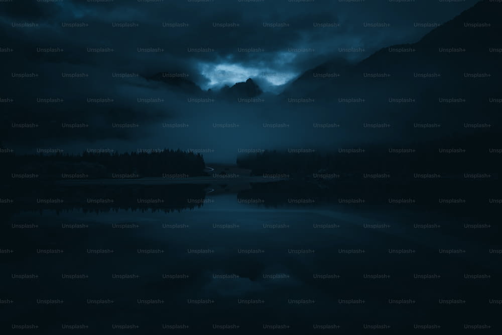 밤에는 산을 배경으로 한 호수