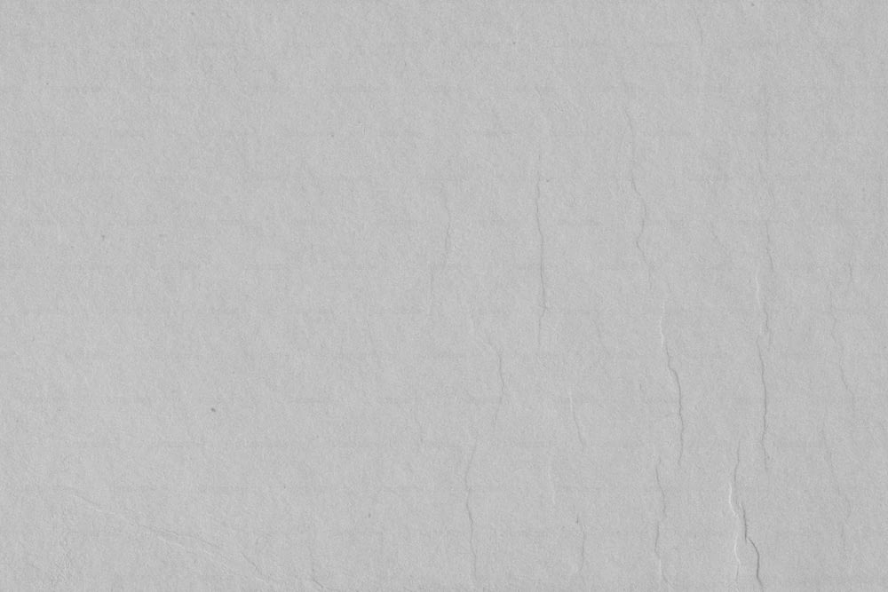 Ein Schwarz-Weiß-Foto einer weißen Wand