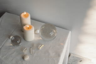 un paio di candele appoggiate su un tavolo
