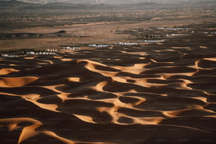 dunas de areia no deserto com montanhas ao fundo
