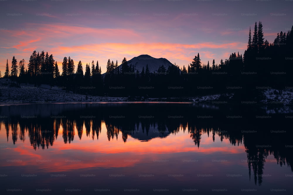 un lago con una montagna sullo sfondo