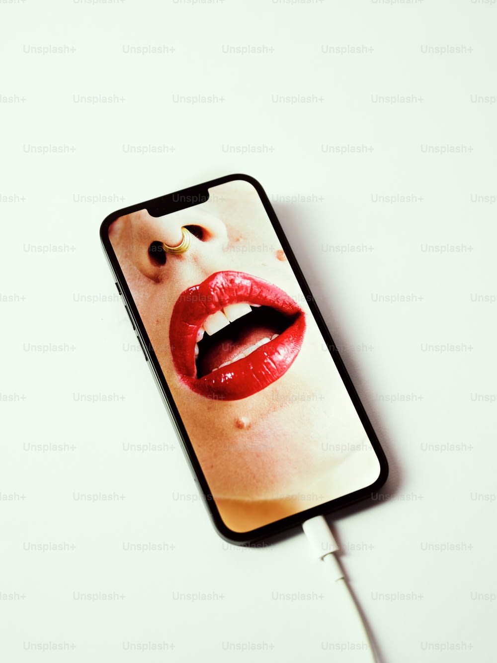 女性の口の写真が描かれた携帯電話