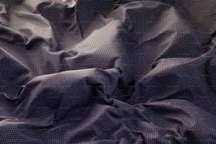 紫色の掛け布団が敷かれたベッドの接写
