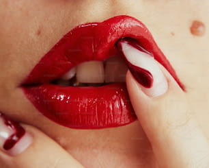 Un primer plano de los labios y las uñas de una mujer