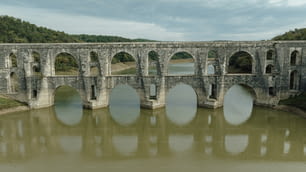 un ponte di pietra su uno specchio d'acqua