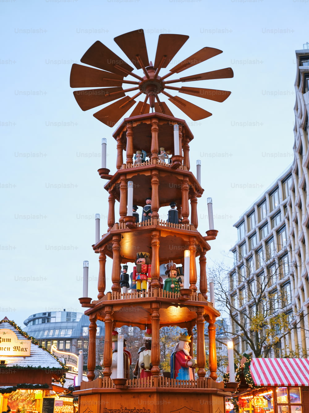 una grande torre dell'orologio in legno con candele in cima