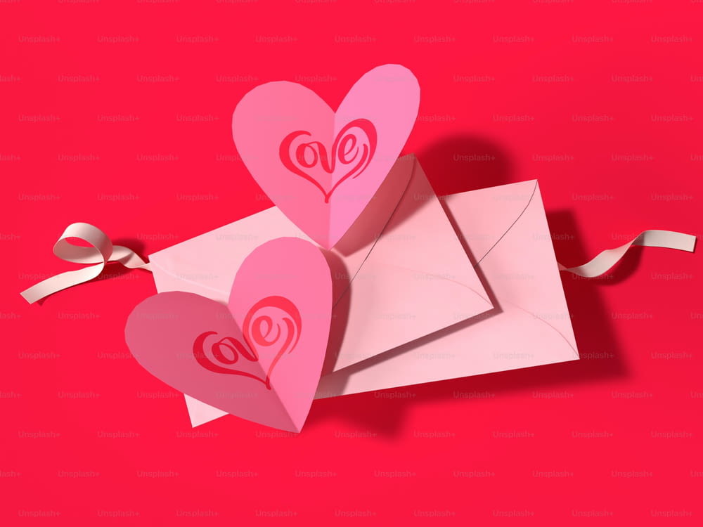 Dois corações de papel em cima de um envelope