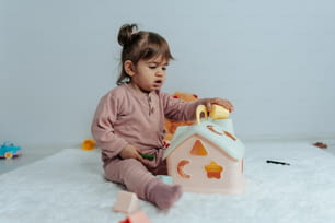 una bambina seduta sul pavimento che gioca con un giocattolo