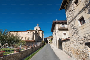 Vila de Valpuesta e antigo mosteiro, origem da lenguage espanhola. Burgos, Espanha.