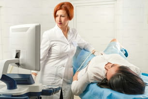 Gynécologue faisant une échographie avec un équipement de diagnostic pour une femme