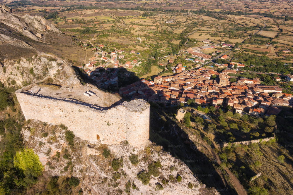 Vista aérea das ruínas antigas do castelo de Poza de la Sal em Burgos, Castela e Leão, Espanha.