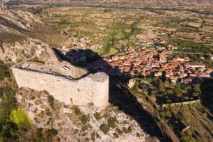 Veduta aerea delle antiche rovine del castello di Poza de la Sal a Burgos, Castiglia e León, Spagna.