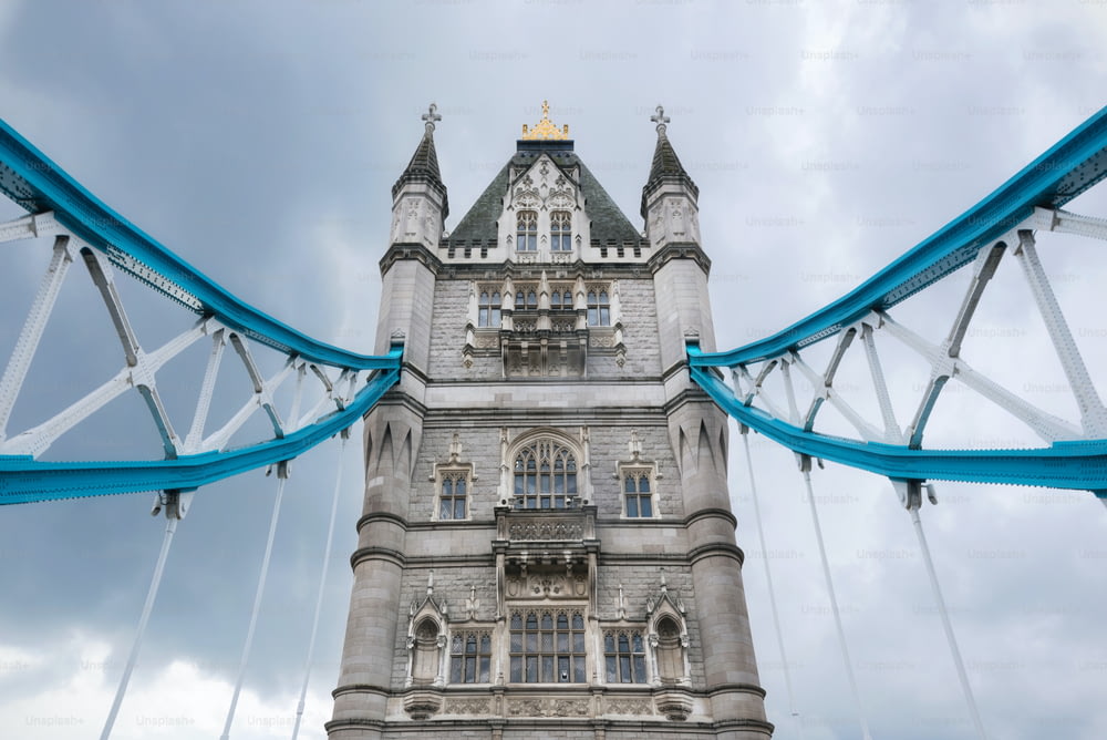 Tower Bridge se rapproche d’un ciel nuageux dramatique.