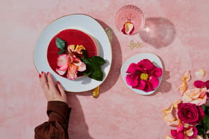 uma mesa com pratos de comida e flores
