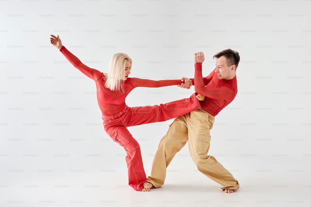 um homem e uma mulher fazendo um movimento de dança