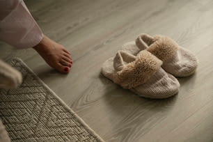 un paio di pantofole appoggiate su un pavimento di legno