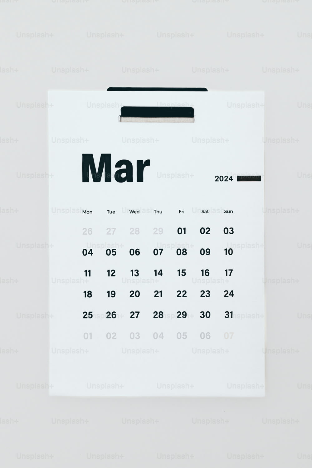 um calendário com a palavra mar escrita nele