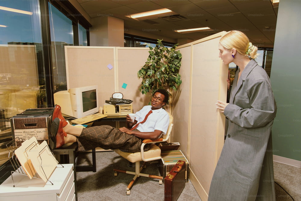 Eine Frau steht neben einem Mann in einem Büro