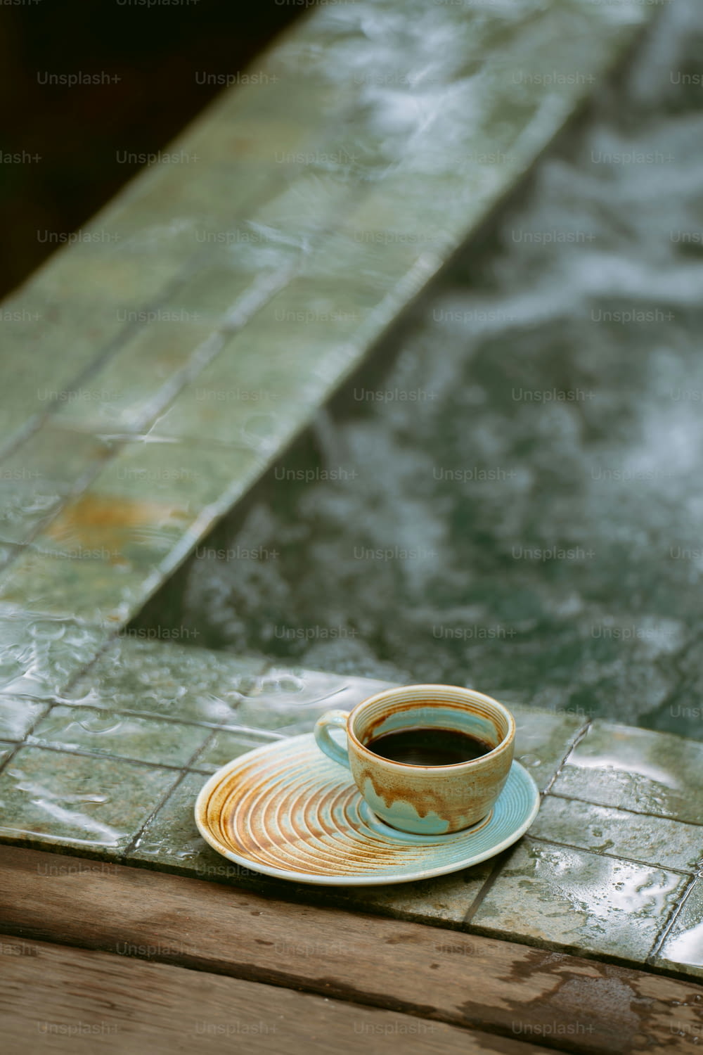 uma xícara de café sentada em cima de um pires