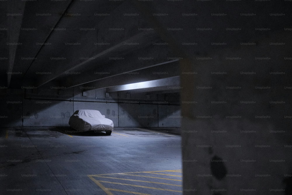 Une voiture est garée dans un parking