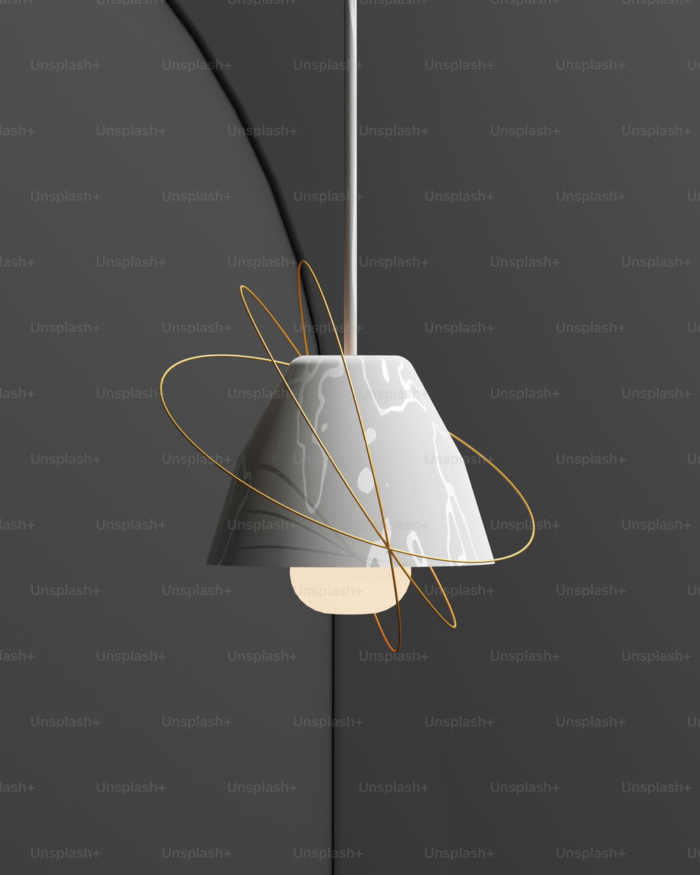 une lampe blanche suspendue à un poteau métallique