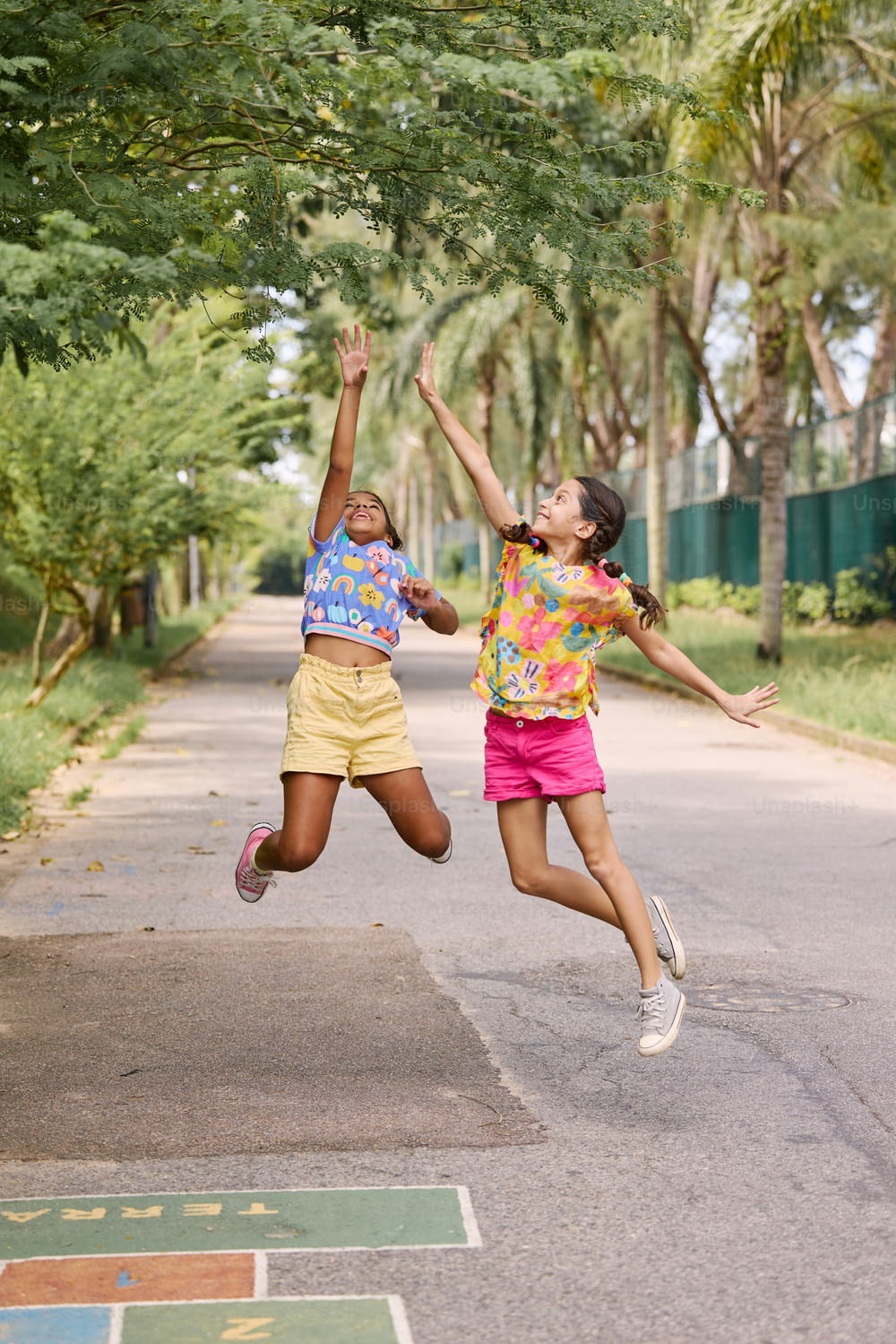 Dos chicas jóvenes saltando en el aire